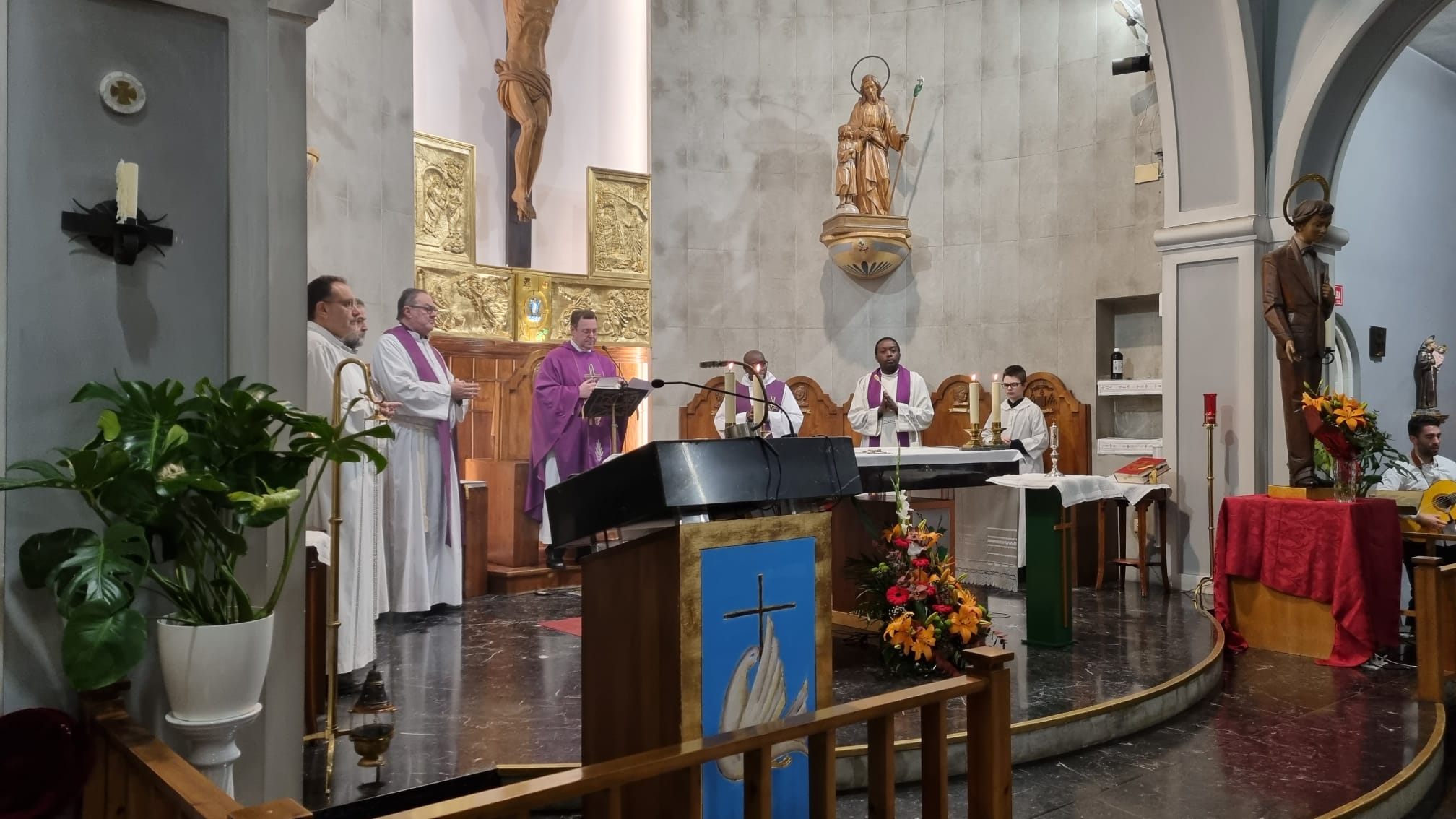 Los sacerdotes de la parroquia acompañados de algunos acólitos y monaguillos.