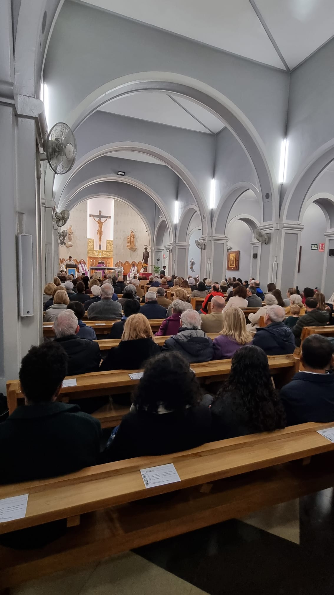 Fotografía del templo con los bancos llenos