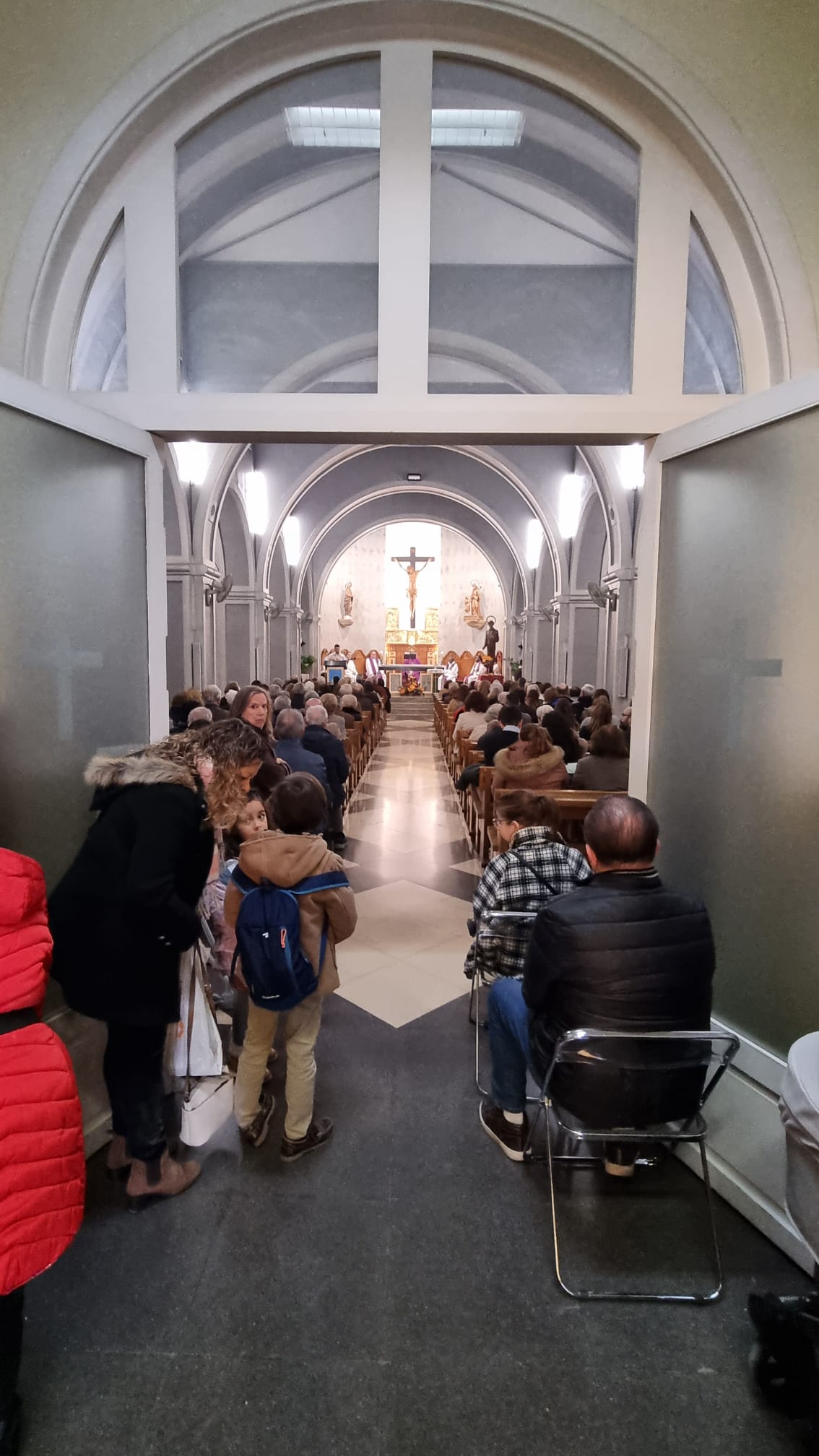 La feligresía acudió en tal número que salían del templo.