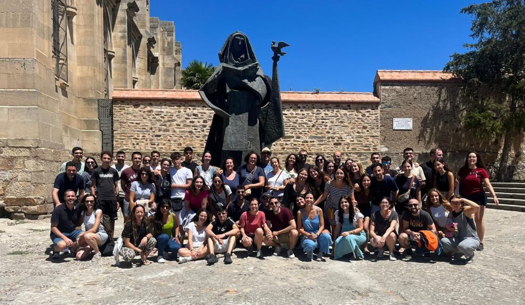 Foto de todos los peregrinos de la parroquia en el convento de Santa Teresa